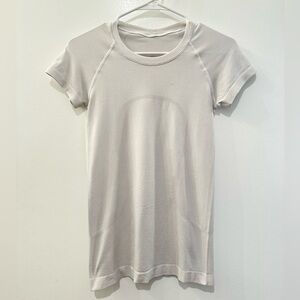 Swiftly Tech Short-Sleeve Shirt 2.0
Hip Length